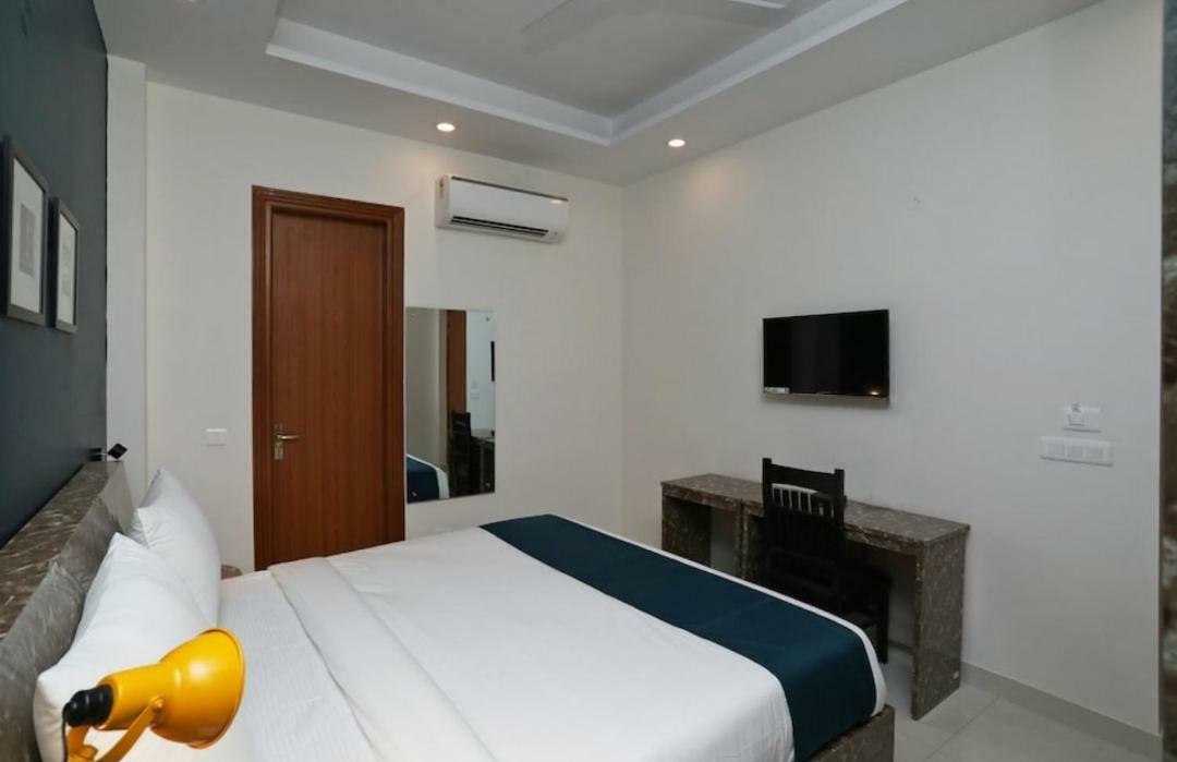 Hotel Galaxy Inn Гургаон Экстерьер фото
