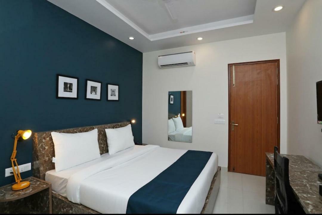 Hotel Galaxy Inn Гургаон Экстерьер фото