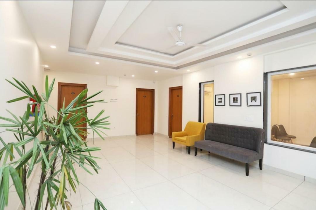 Hotel Galaxy Inn Гургаон Экстерьер фото