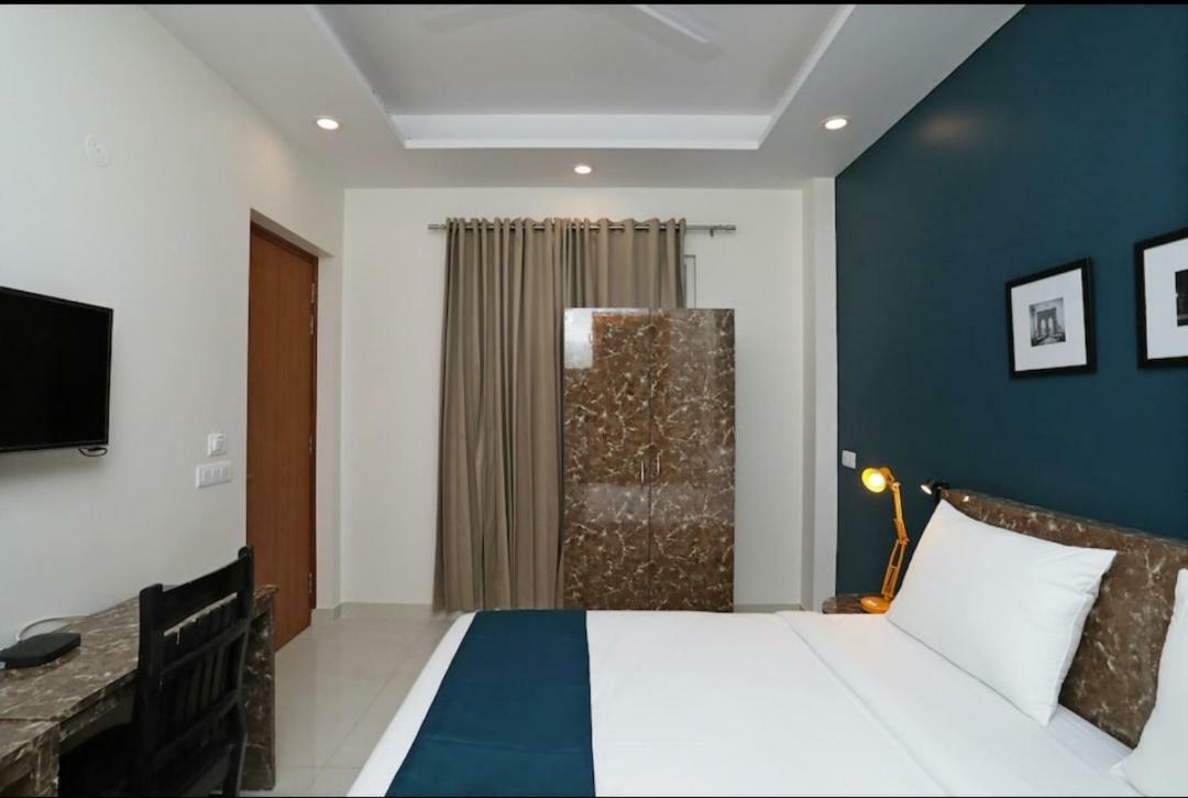 Hotel Galaxy Inn Гургаон Экстерьер фото