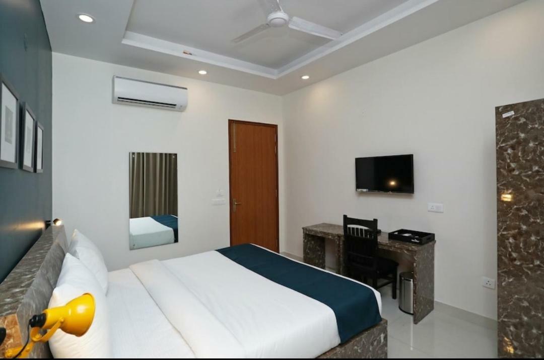 Hotel Galaxy Inn Гургаон Экстерьер фото