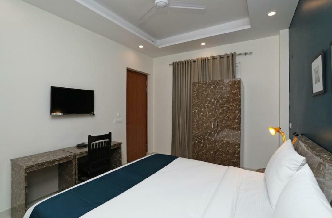 Hotel Galaxy Inn Гургаон Экстерьер фото